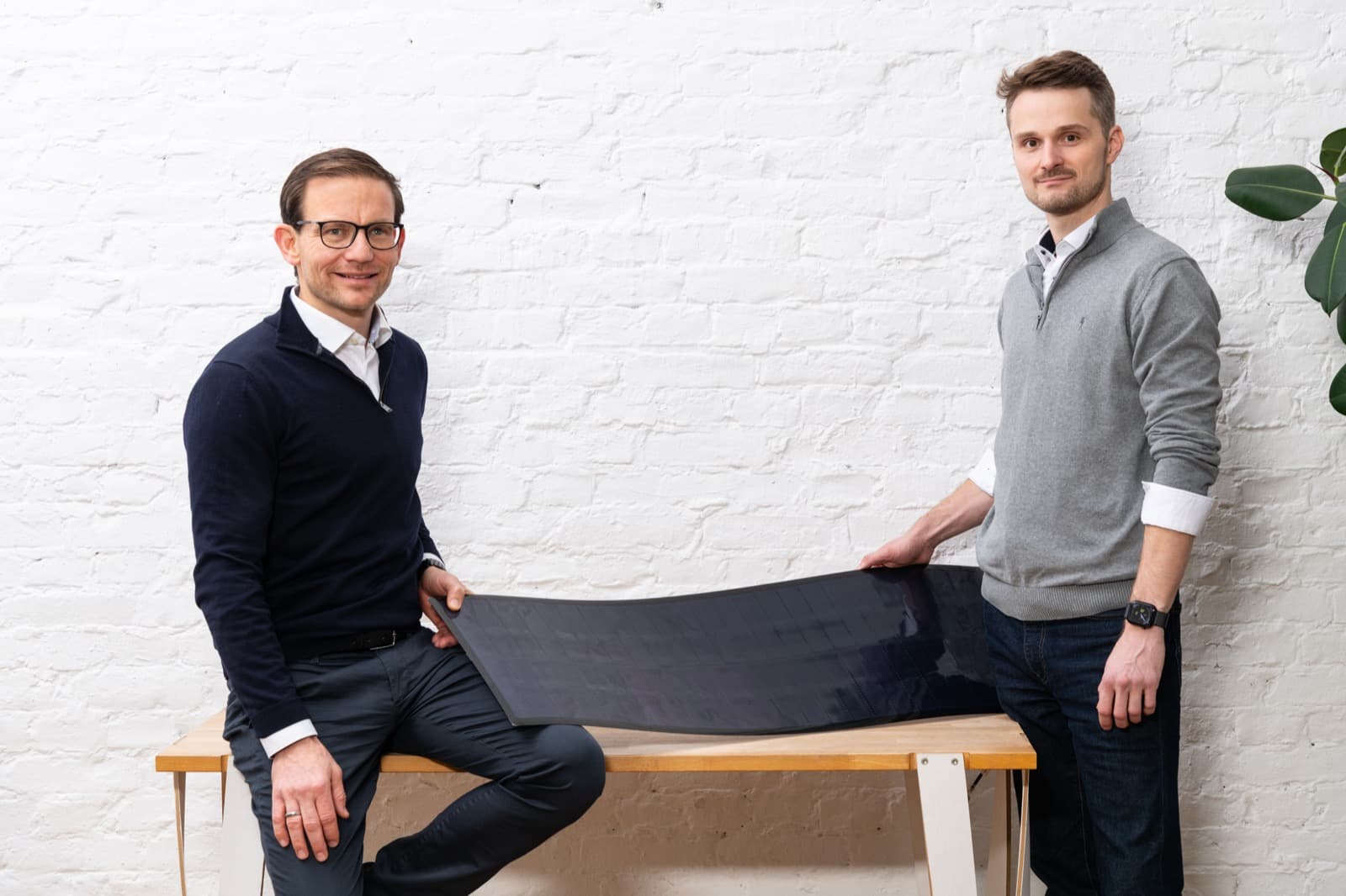 Christoph Sekura und Hanno Siemer mit einem flexiblen Solarmodul von Movolta