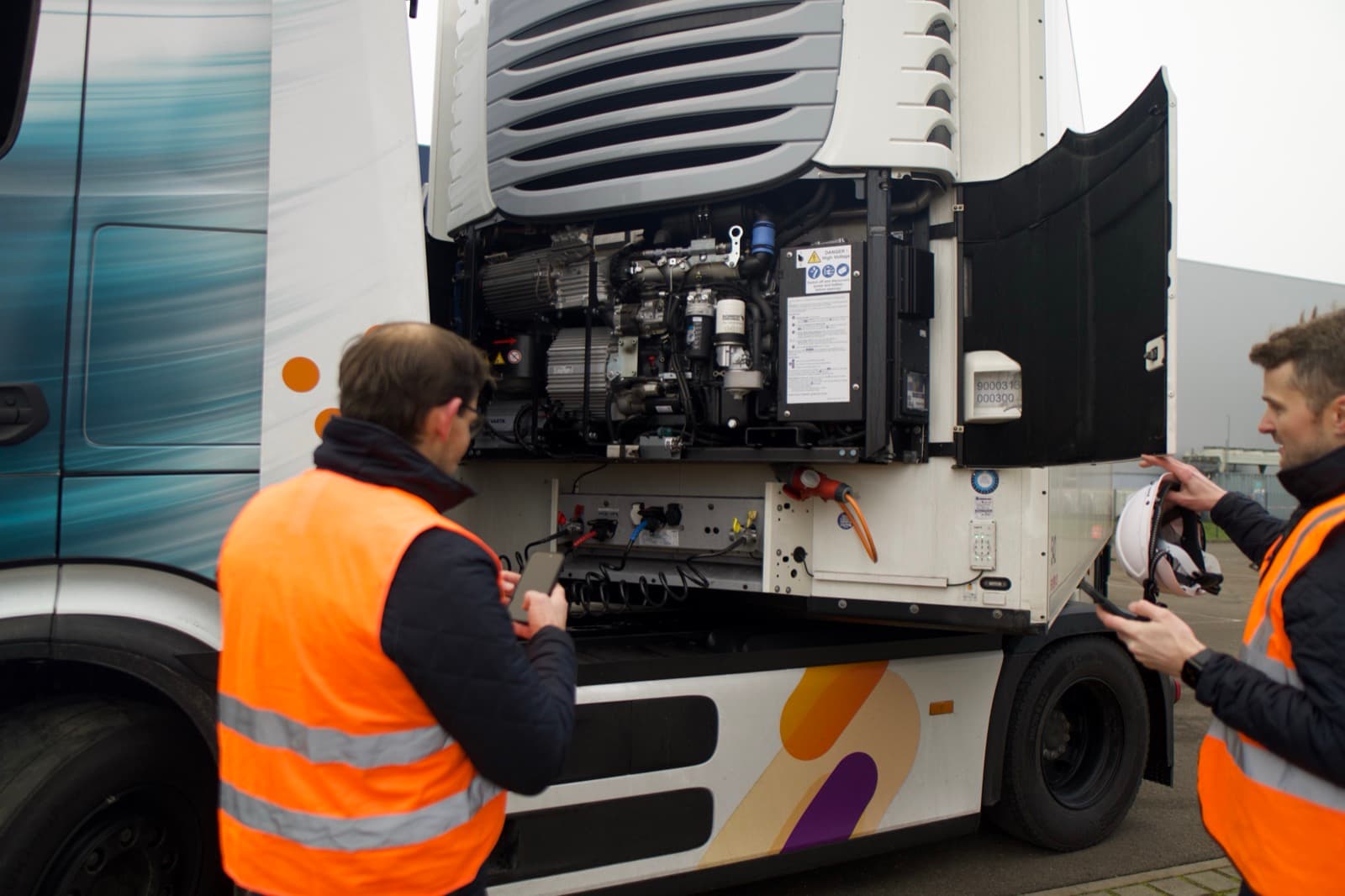 Movolta-Team am Reefer-Aggregat während der Installation