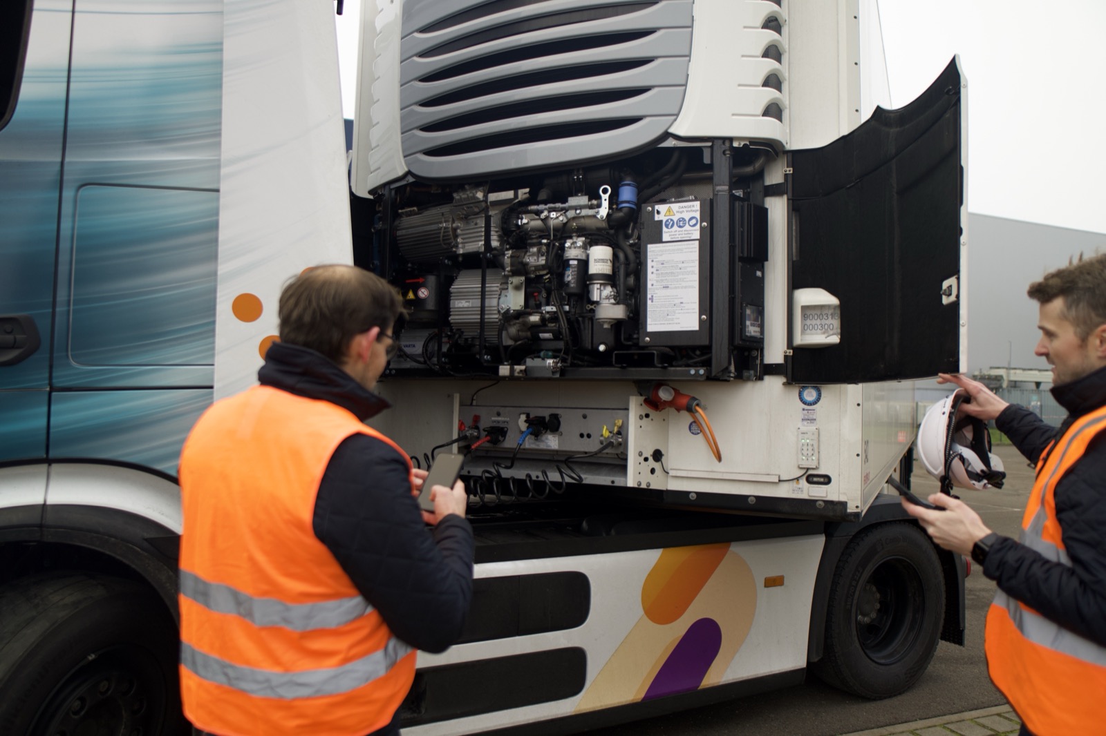 Movolta-Team am Reefer-Aggregat während der Installation
